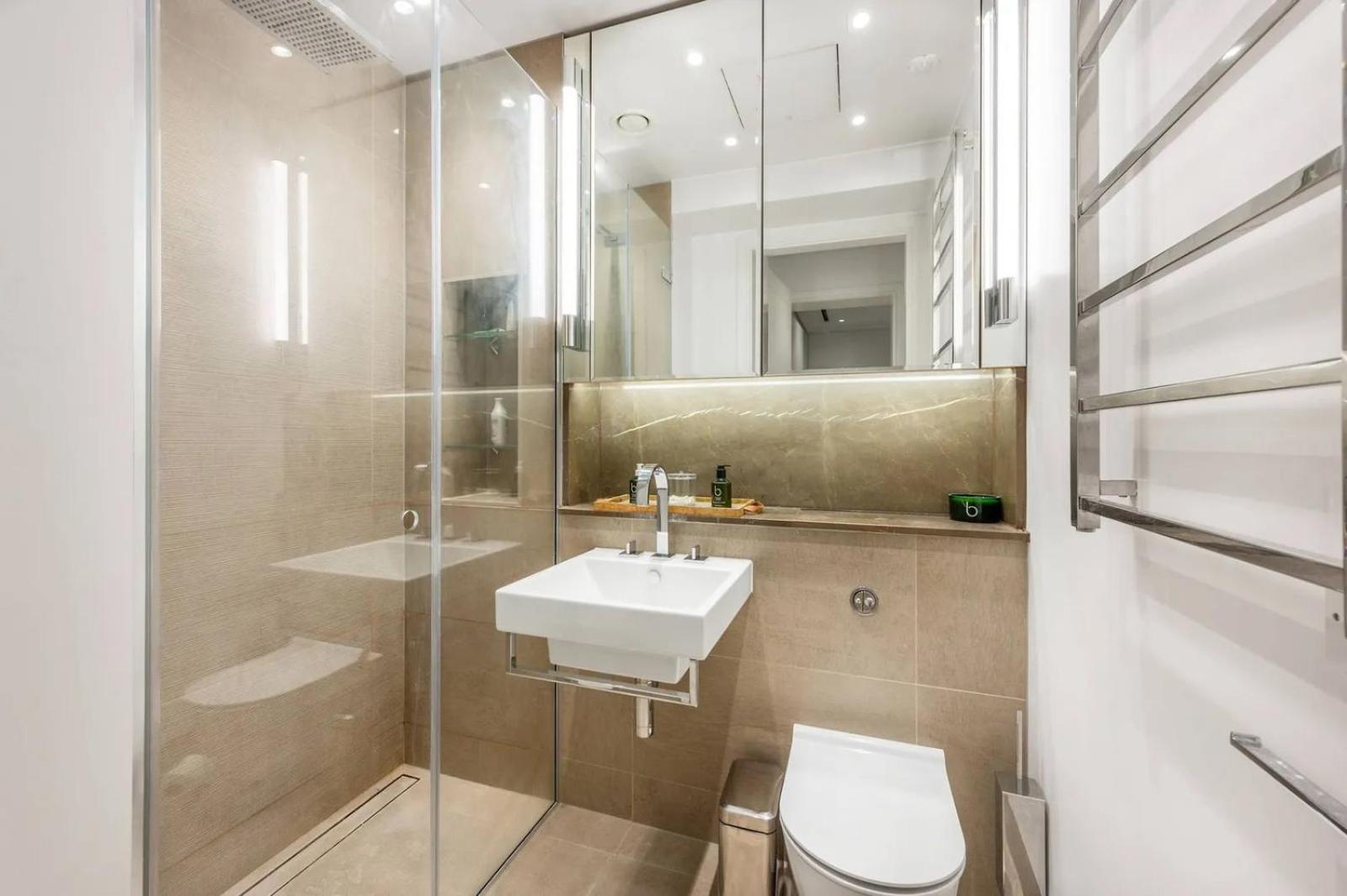 Luxurious 3-bedroom & 3 Bathroom Flat With Indoor Fireplace And Patio In Mayfair Apartment *