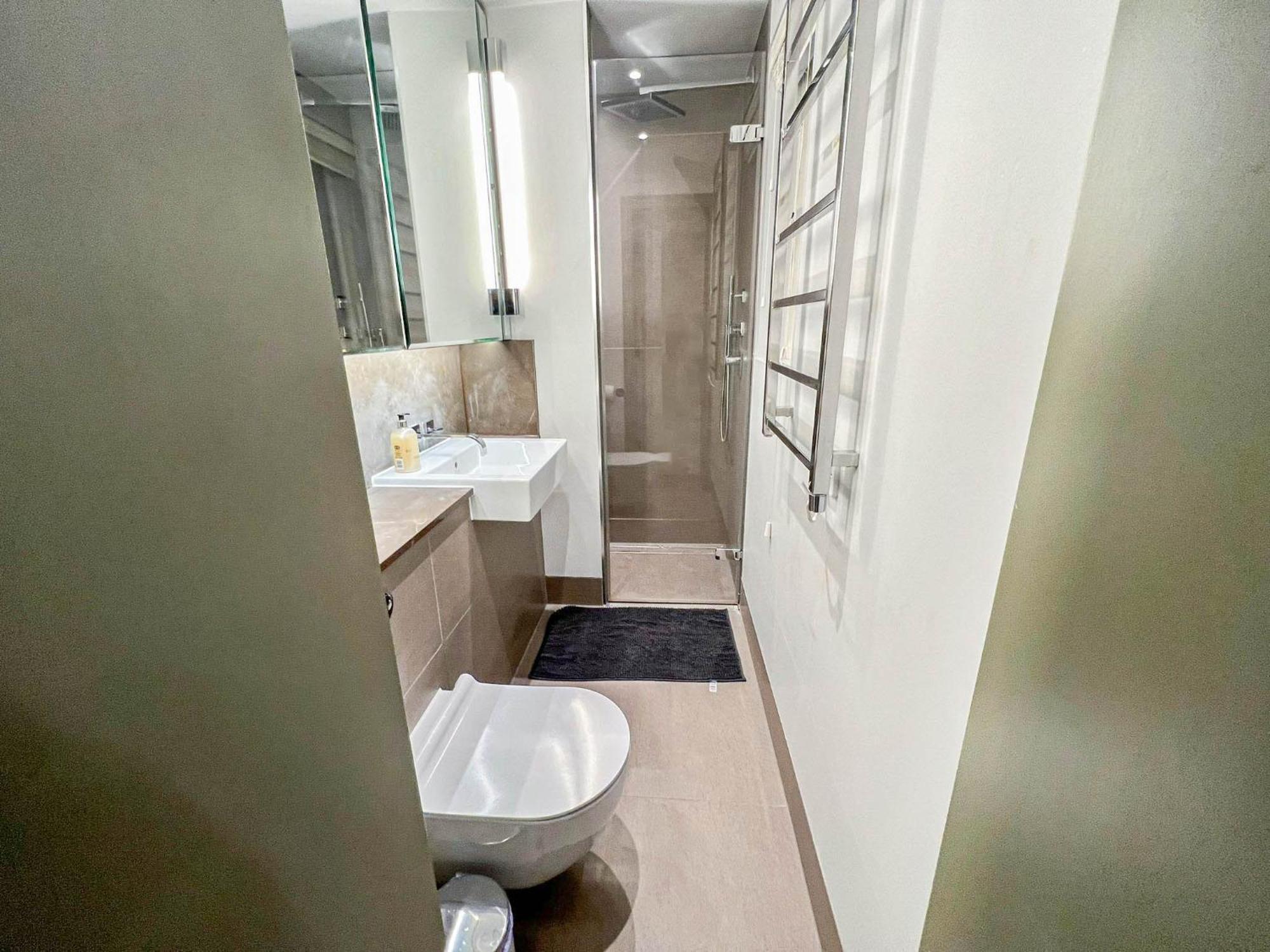 Luxurious 3-bedroom & 3 Bathroom Flat With Indoor Fireplace And Patio In Mayfair *