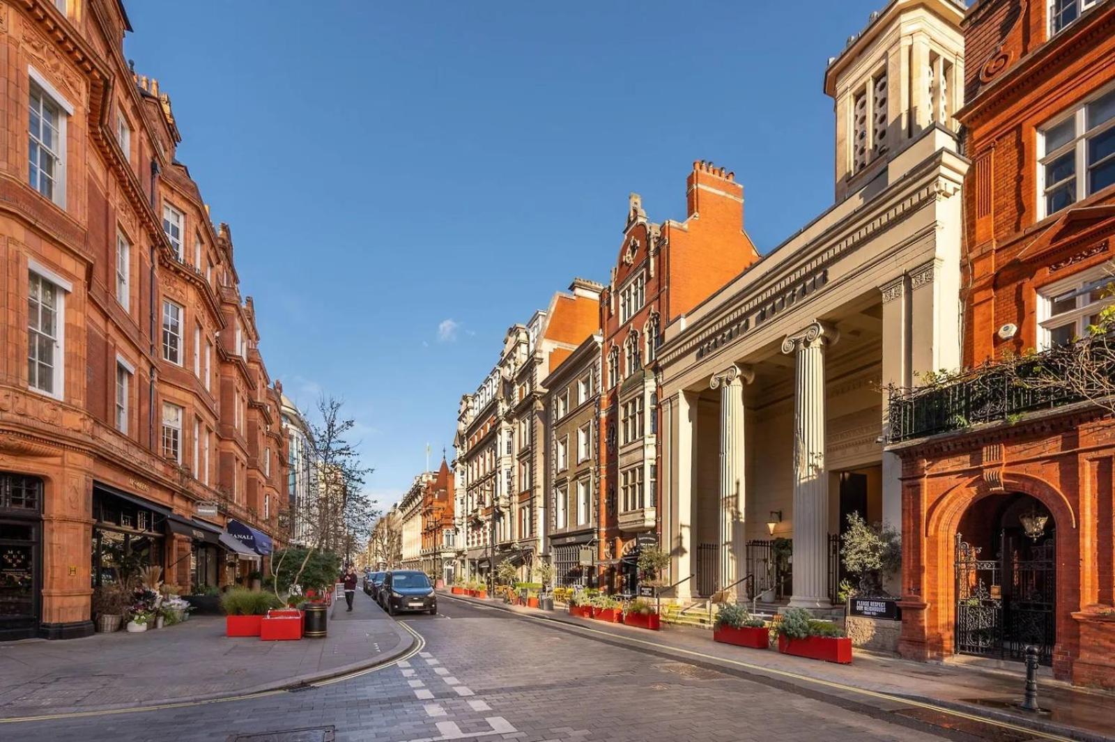 Apartment Luxurious 3-bedroom & 3 Bathroom Flat With Indoor Fireplace And Patio In Mayfair London