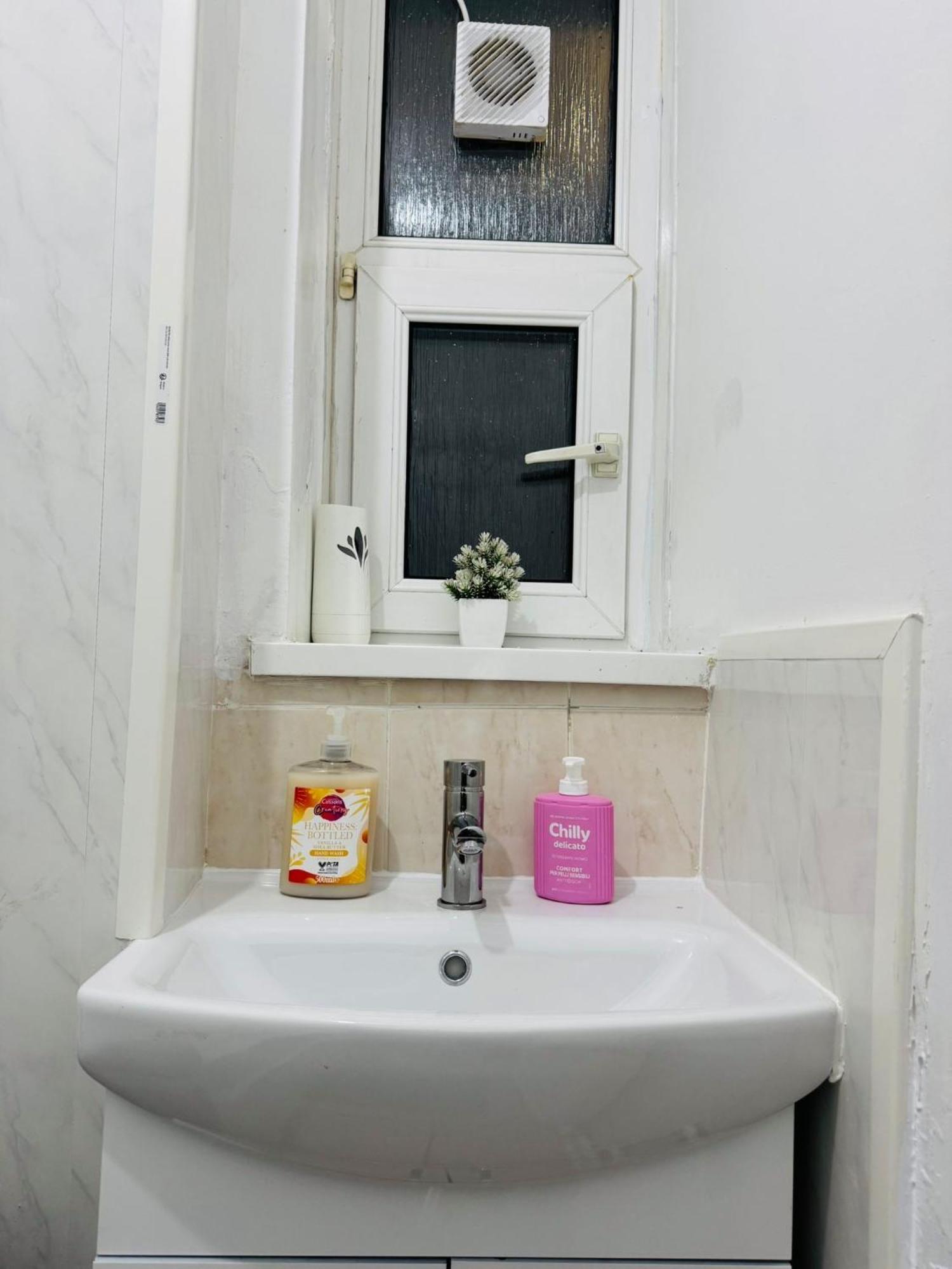 1 Bedroom Flat In Whitechapel, London