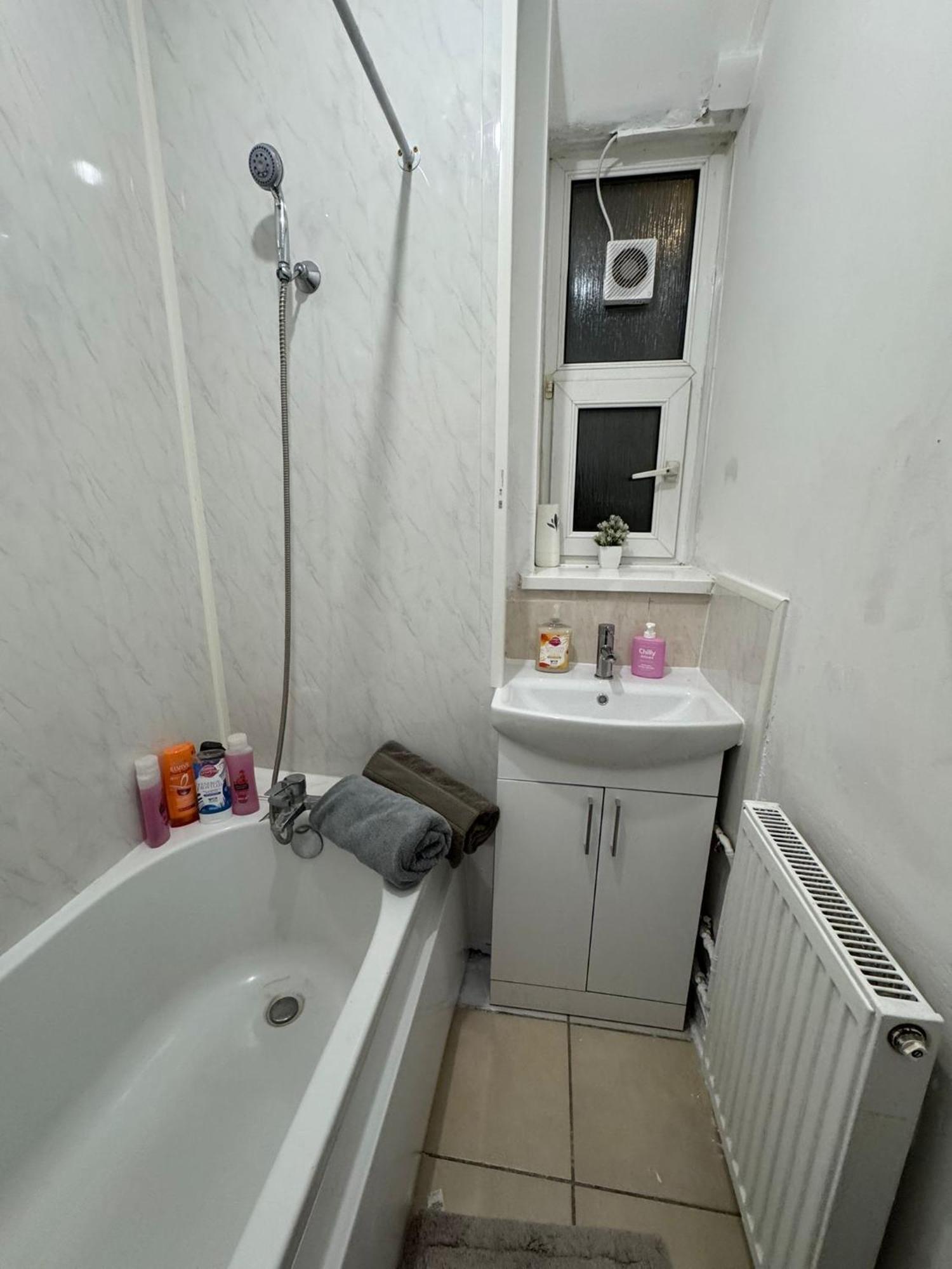 Apartment 1 Bedroom Flat In Whitechapel, London