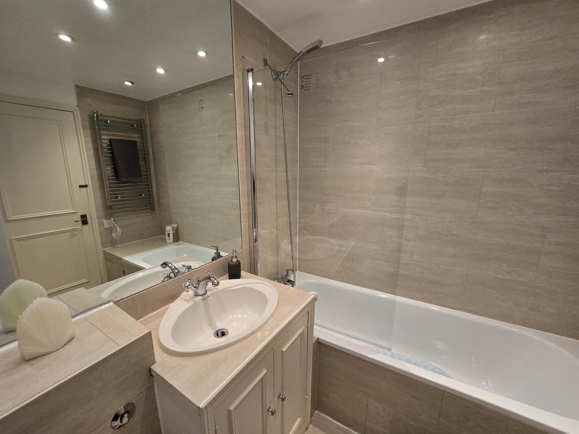 Stylish 2-bed In West - Extended London