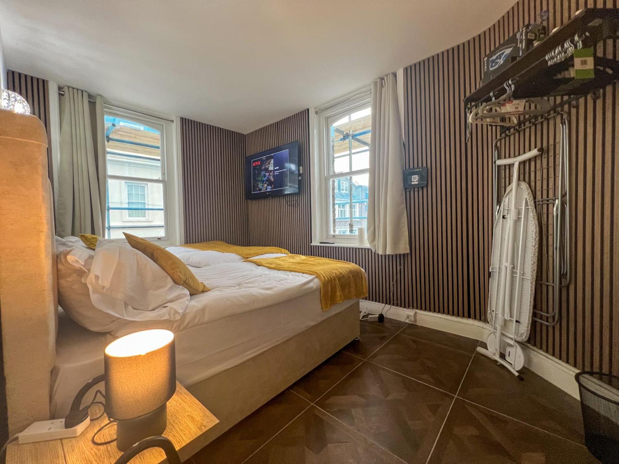 Studio In The Heart Of Sohos Nightlife No Lift Gs4 Apartment *