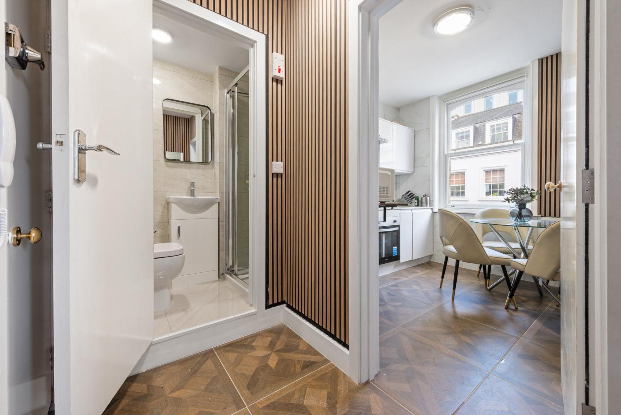 Studio In The Heart Of Sohos Nightlife No Lift Gs4 Apartment London