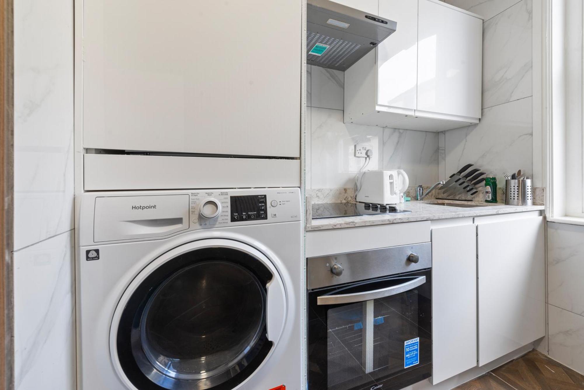 Studio In The Heart Of Sohos Nightlife No Lift Gs4 Apartment London