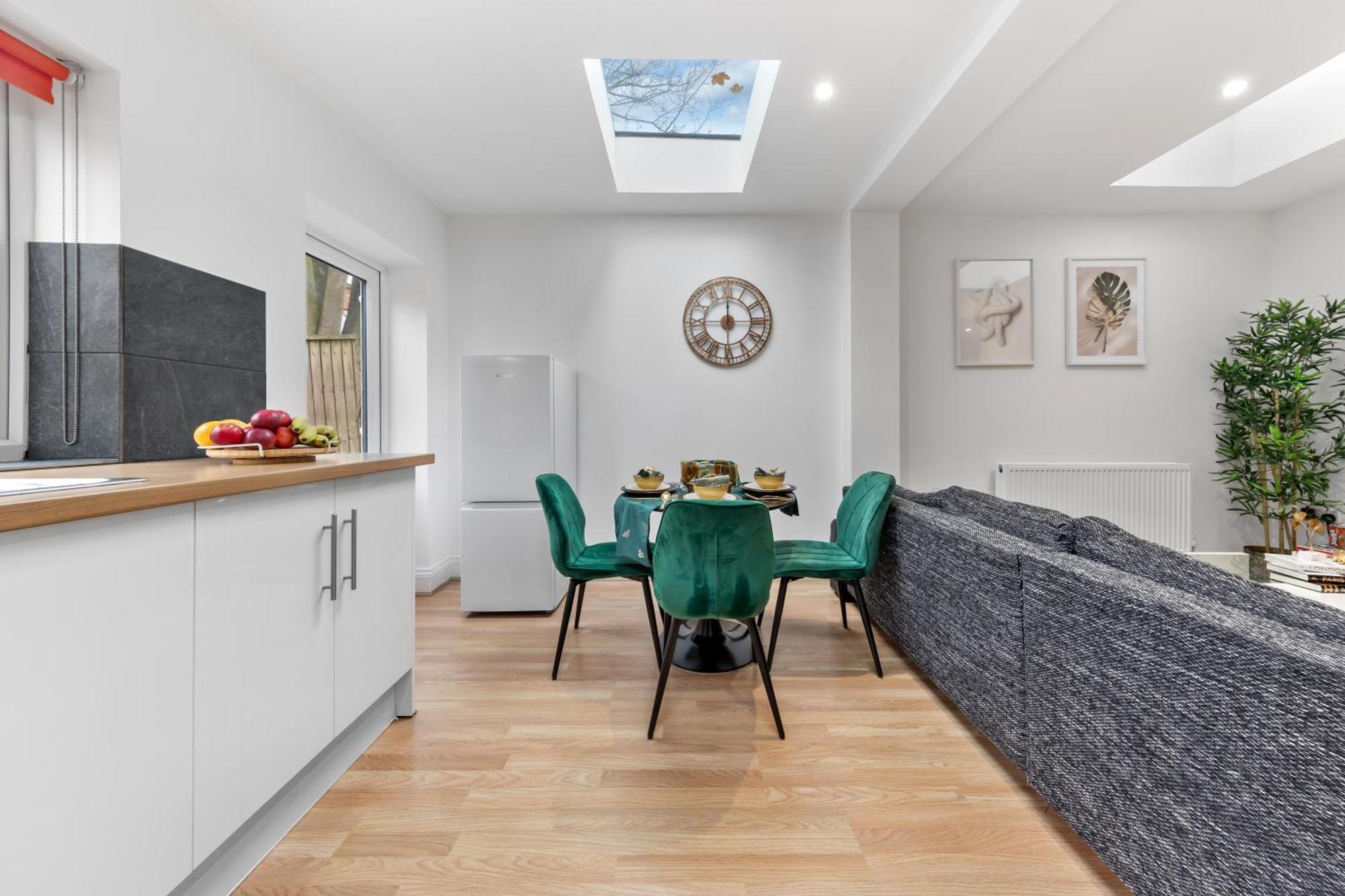 Serene 2-Bed London Escape With Garden & Parking- Central Vibes, Suburban Calm-Book Instantly & Save On Long Stays! London