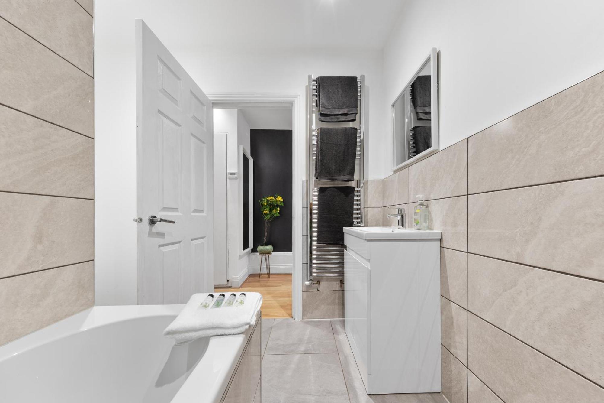 Apartment Serene 2-Bed London Escape With Garden & Parking- Central Vibes, Suburban Calm-Book Instantly & Save On Long Stays! *