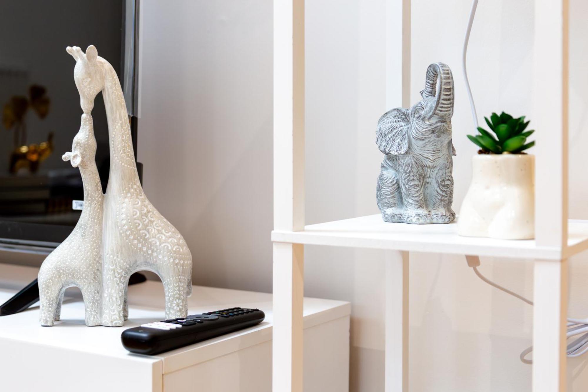 Serene 2-Bed London Escape With Garden & Parking- Central Vibes, Suburban Calm-Book Instantly & Save On Long Stays! Apartment London