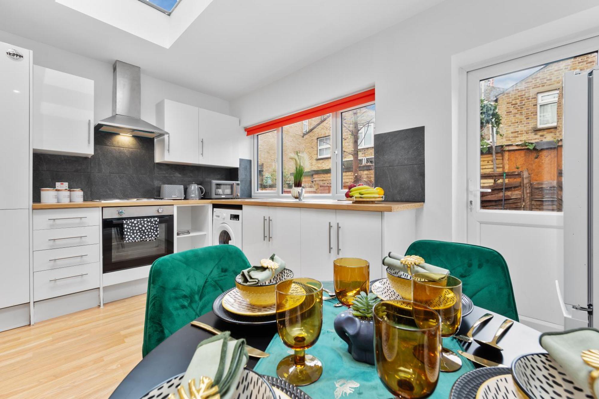 Apartment Serene 2-Bed London Escape With Garden & Parking- Central Vibes, Suburban Calm-Book Instantly & Save On Long Stays! *