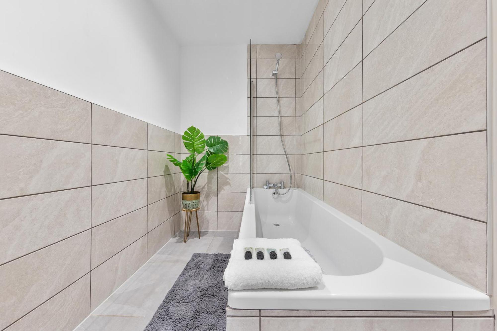Serene 2-Bed London Escape With Garden & Parking- Central Vibes, Suburban Calm-Book Instantly & Save On Long Stays! London
