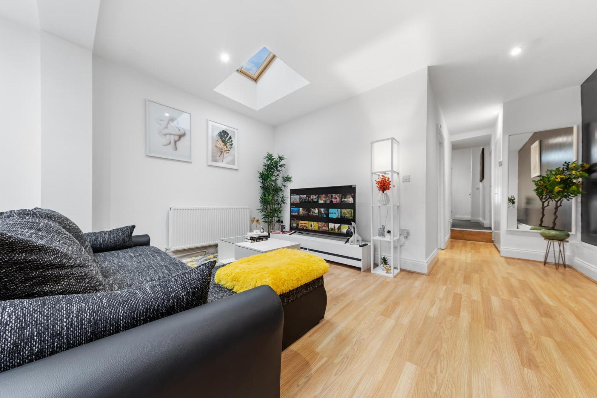 Apartment Serene 2-Bed London Escape With Garden & Parking- Central Vibes, Suburban Calm-Book Instantly & Save On Long Stays! London