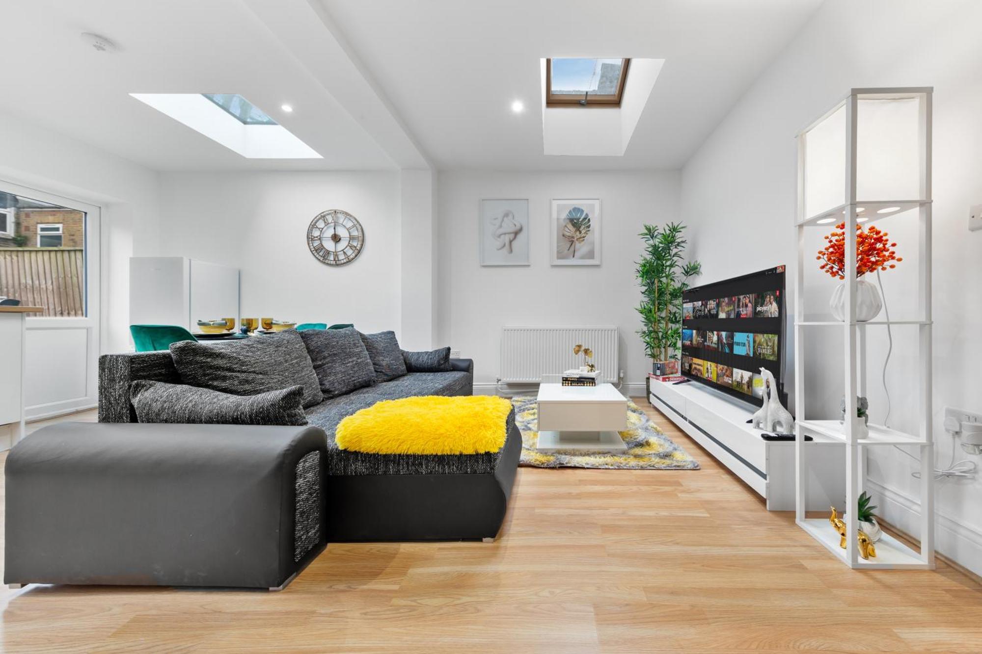 Serene 2-Bed London Escape With Garden & Parking- Central Vibes, Suburban Calm-Book Instantly & Save On Long Stays!