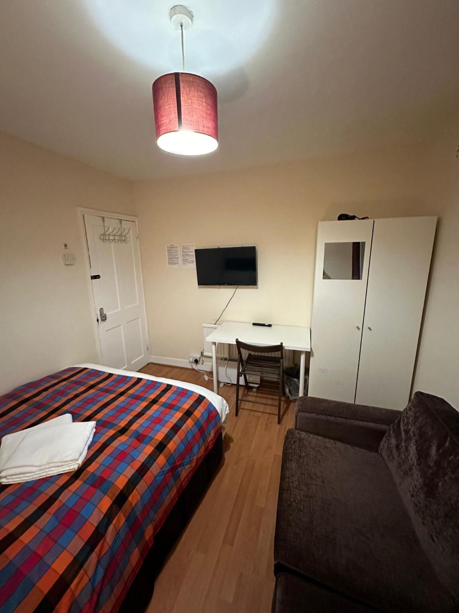 Beautiful Private Double In A Shared 3-bedroom Minutes Walk From Bethnal * London