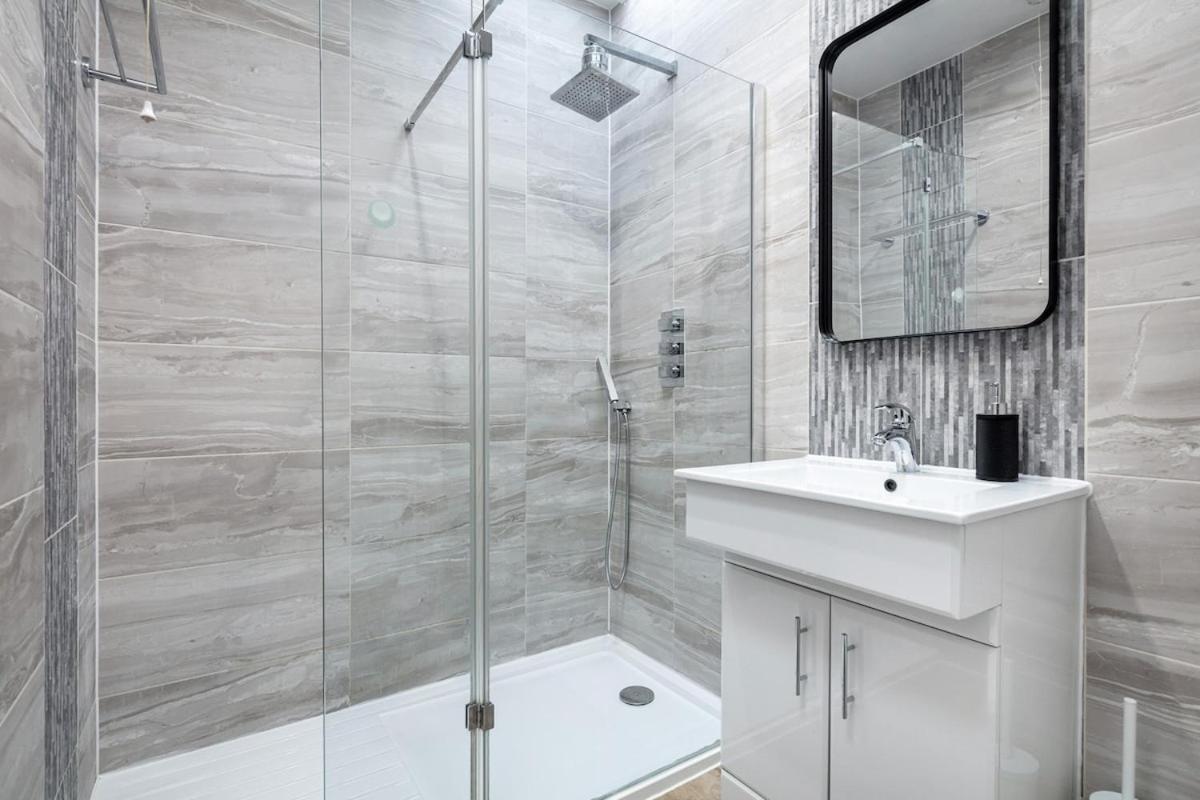 Charming Covent Garden, Air-con Sleeps 6 Apartment London