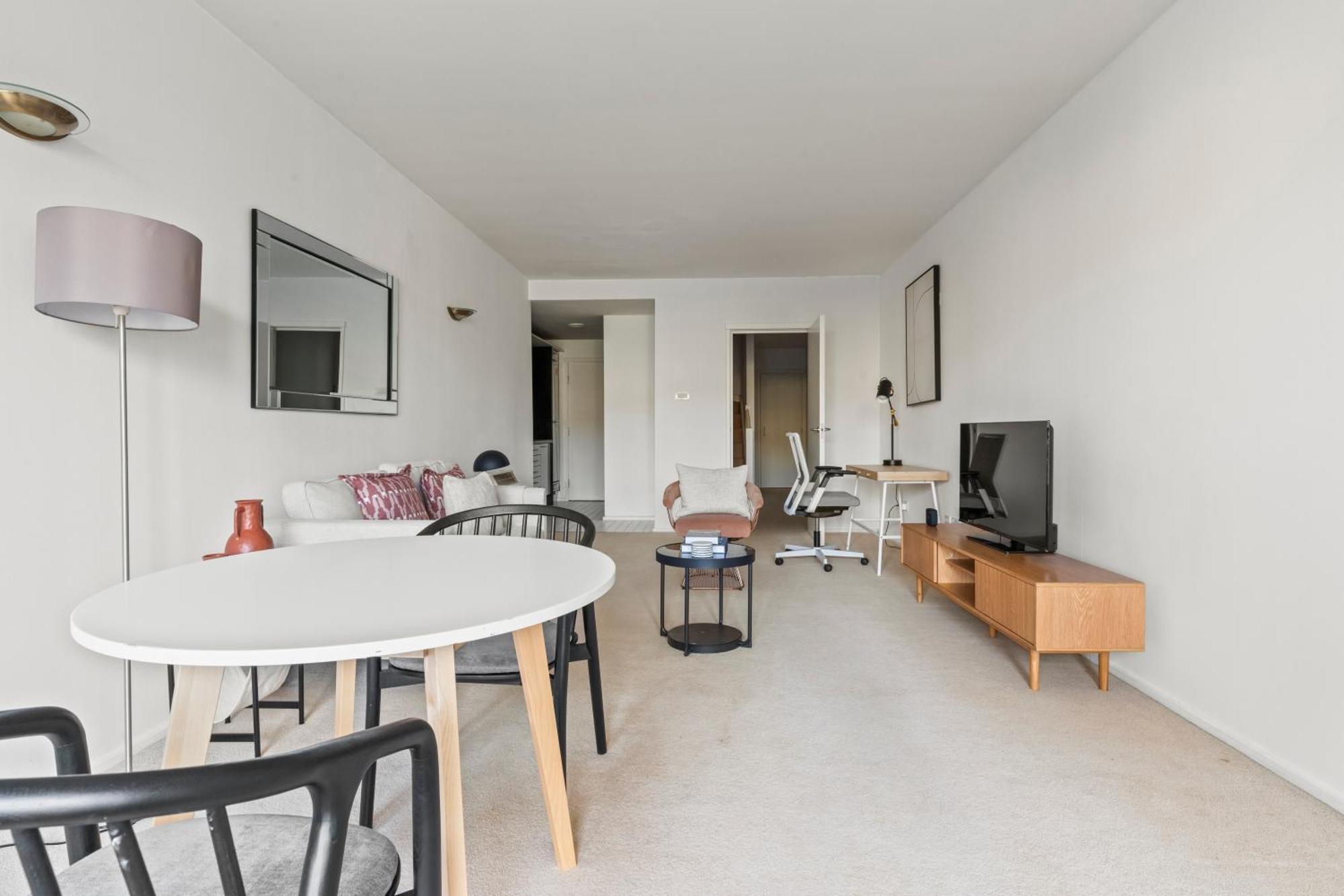 Londwell, Knightsbridge Luxury Balcony Penthouse Apartment *