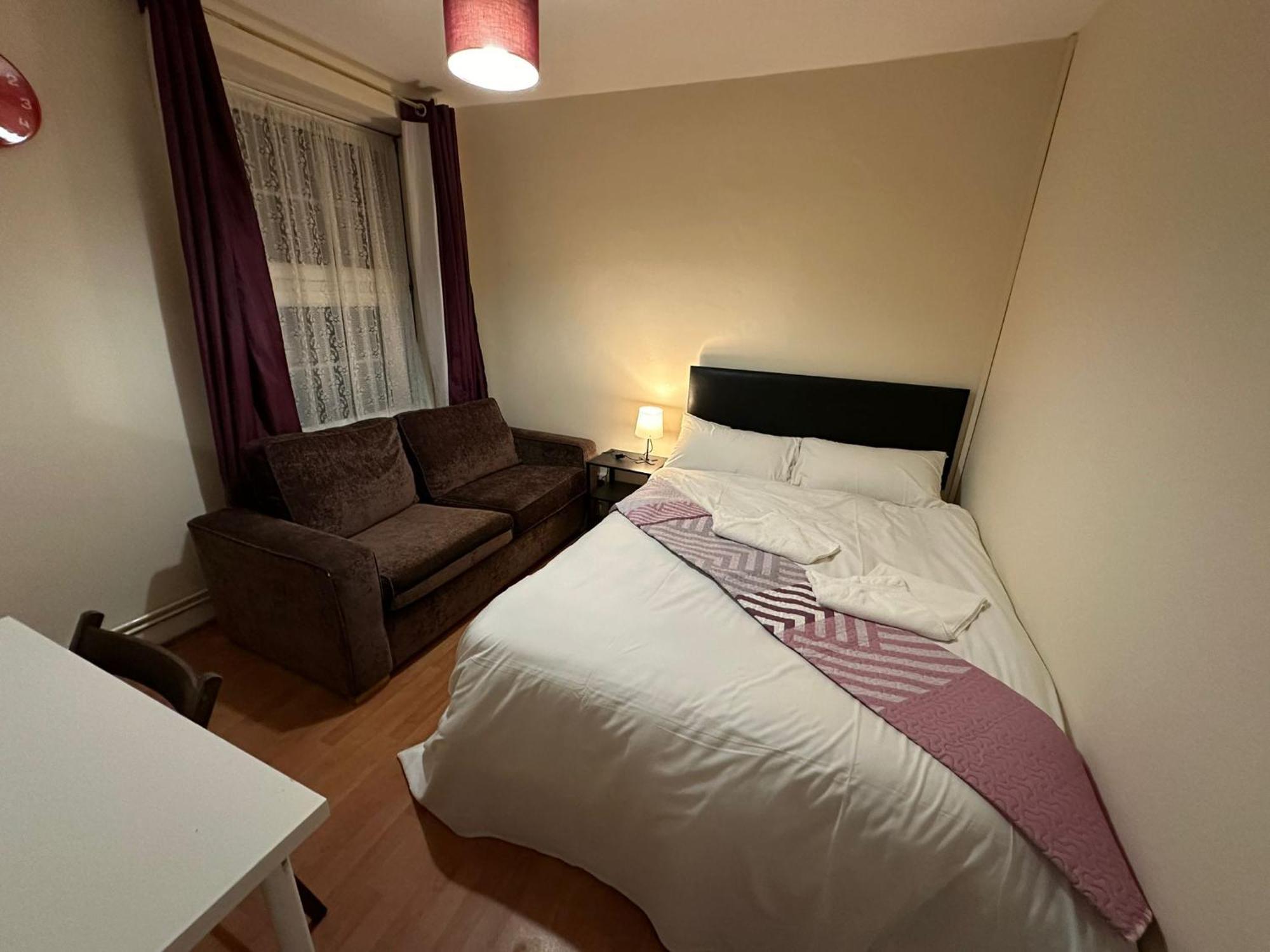 Beautiful Private Double In A Shared 3-bedroom Minutes Walk From Bethnal * London