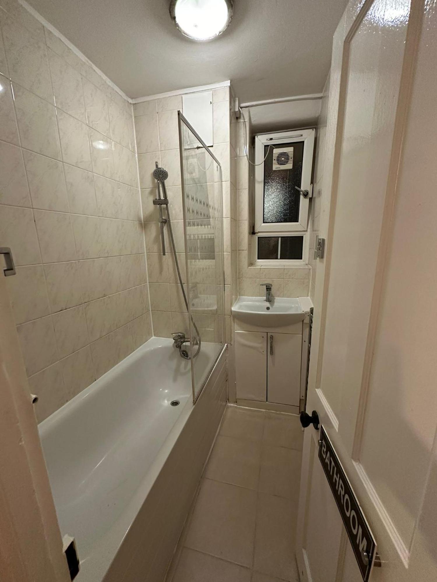 Beautiful Private Double In A Shared 3-bedroom Minutes Walk From Bethnal
