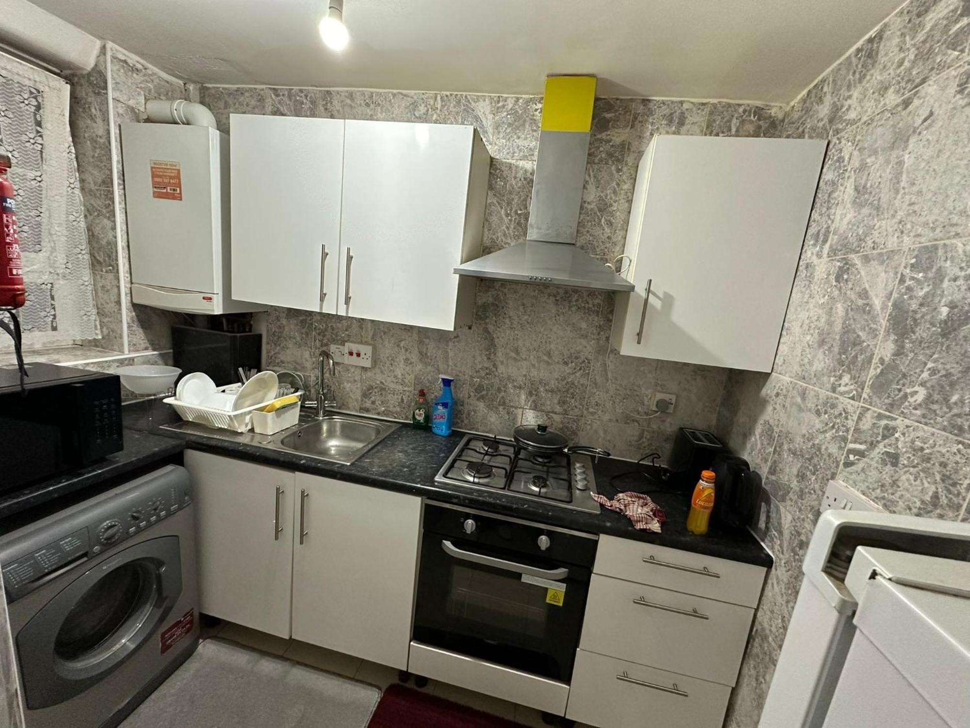 Beautiful Private Double In A Shared 3-bedroom Minutes Walk From Bethnal * London