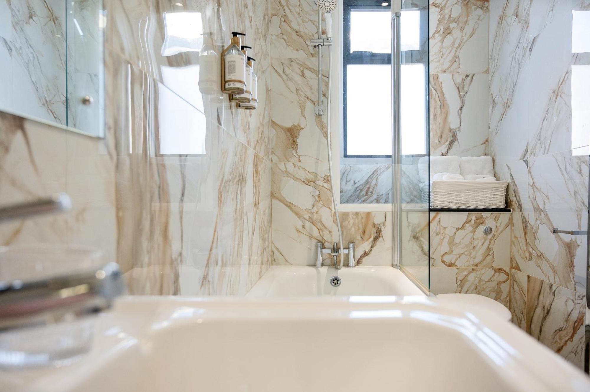 Avari - Princeton Collection * London