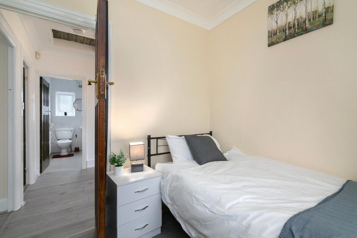 Casa de férias Spacious 4-bedroom Family Near Wembley *