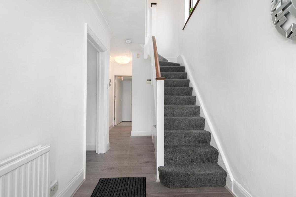 Spacious 4-bedroom Family Near Wembley Casa de férias *
