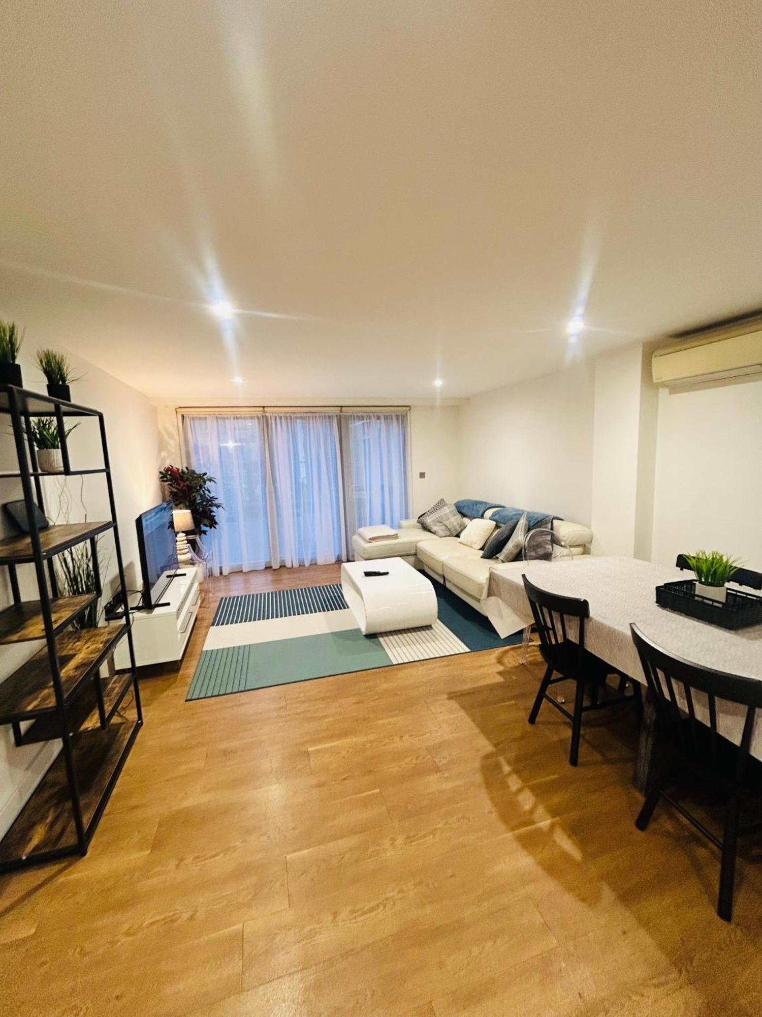 Apartment Modern 2 Bed 2 Bath With Outdoor Space Hyde Park *