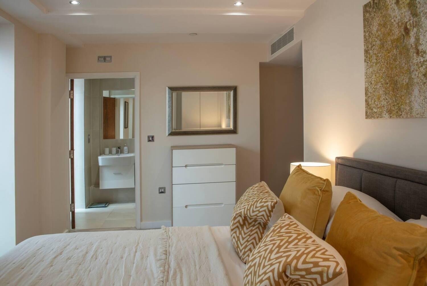 Westminster 2 Bed 2 Bath Apartment