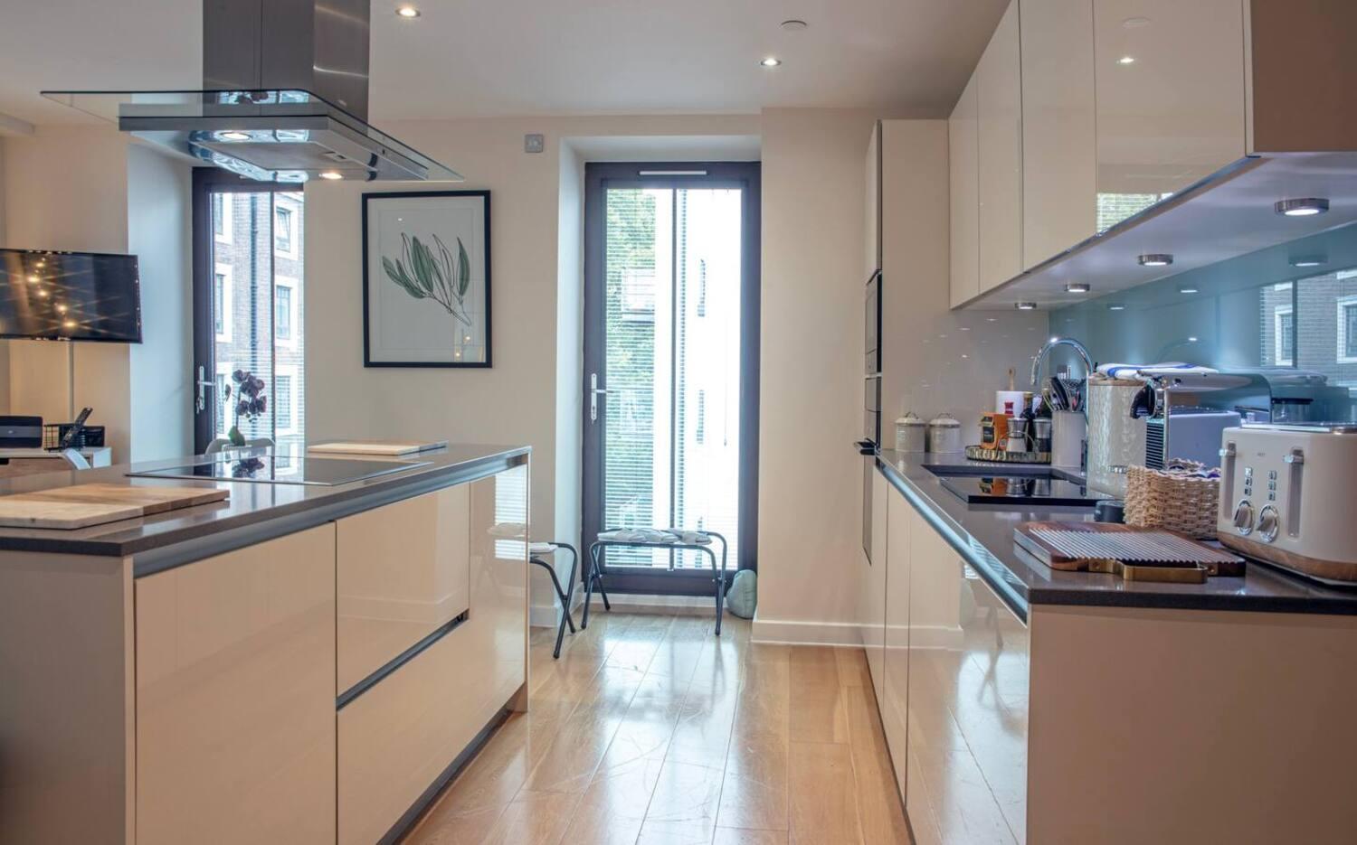 Westminster 2 Bed 2 Bath Apartment London