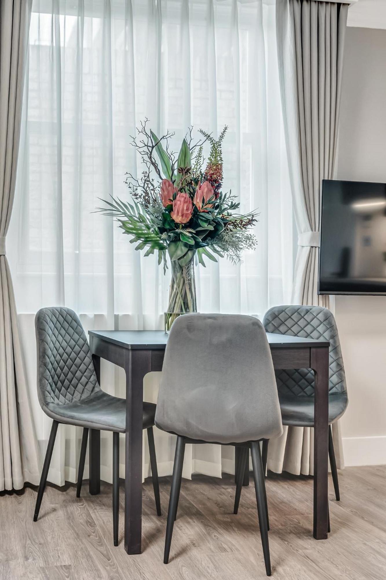 Cleveland Residences Bloomsbury Apartment *