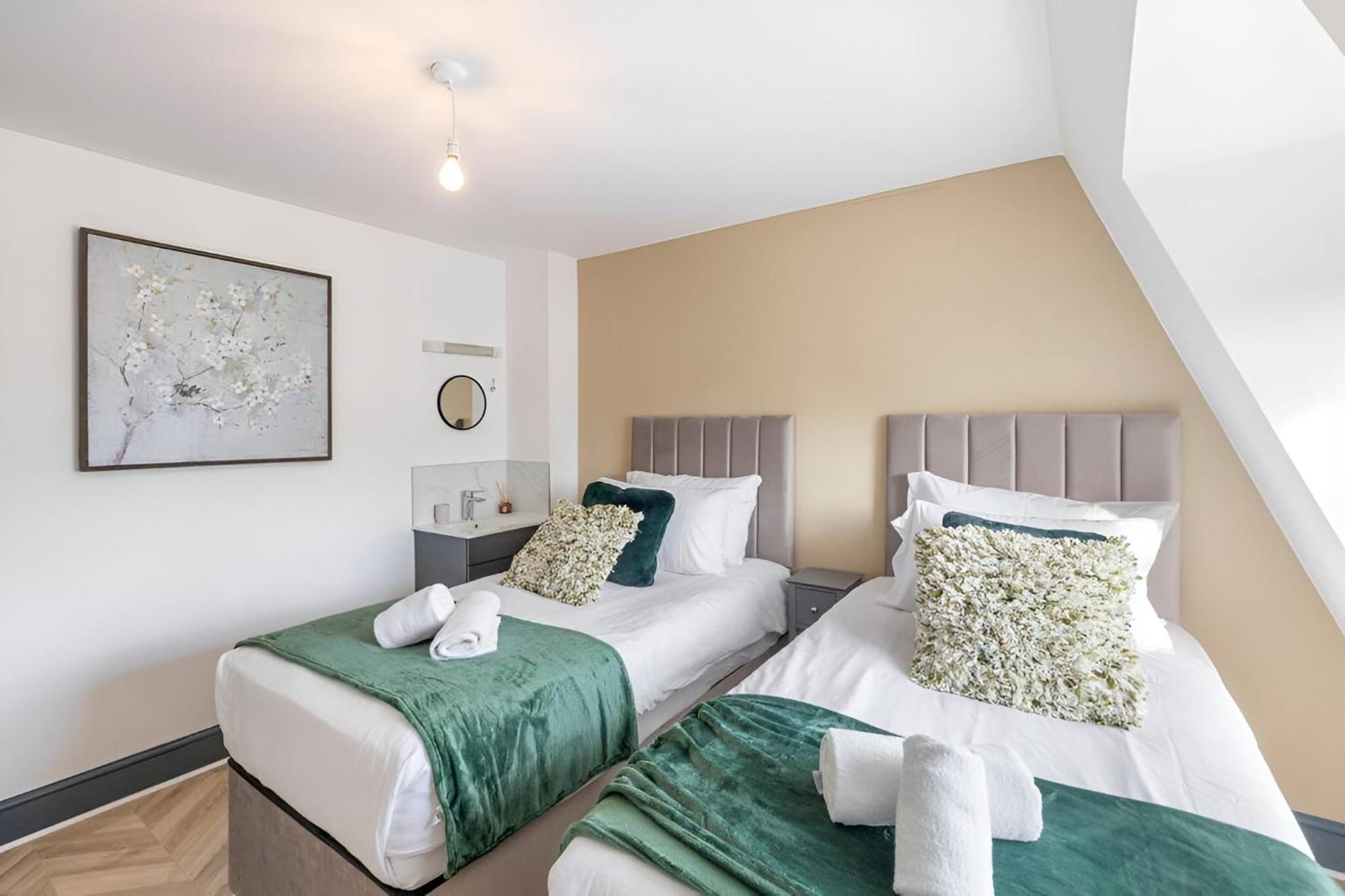 8br Gem In Prime Location Perfect For Group Apartment