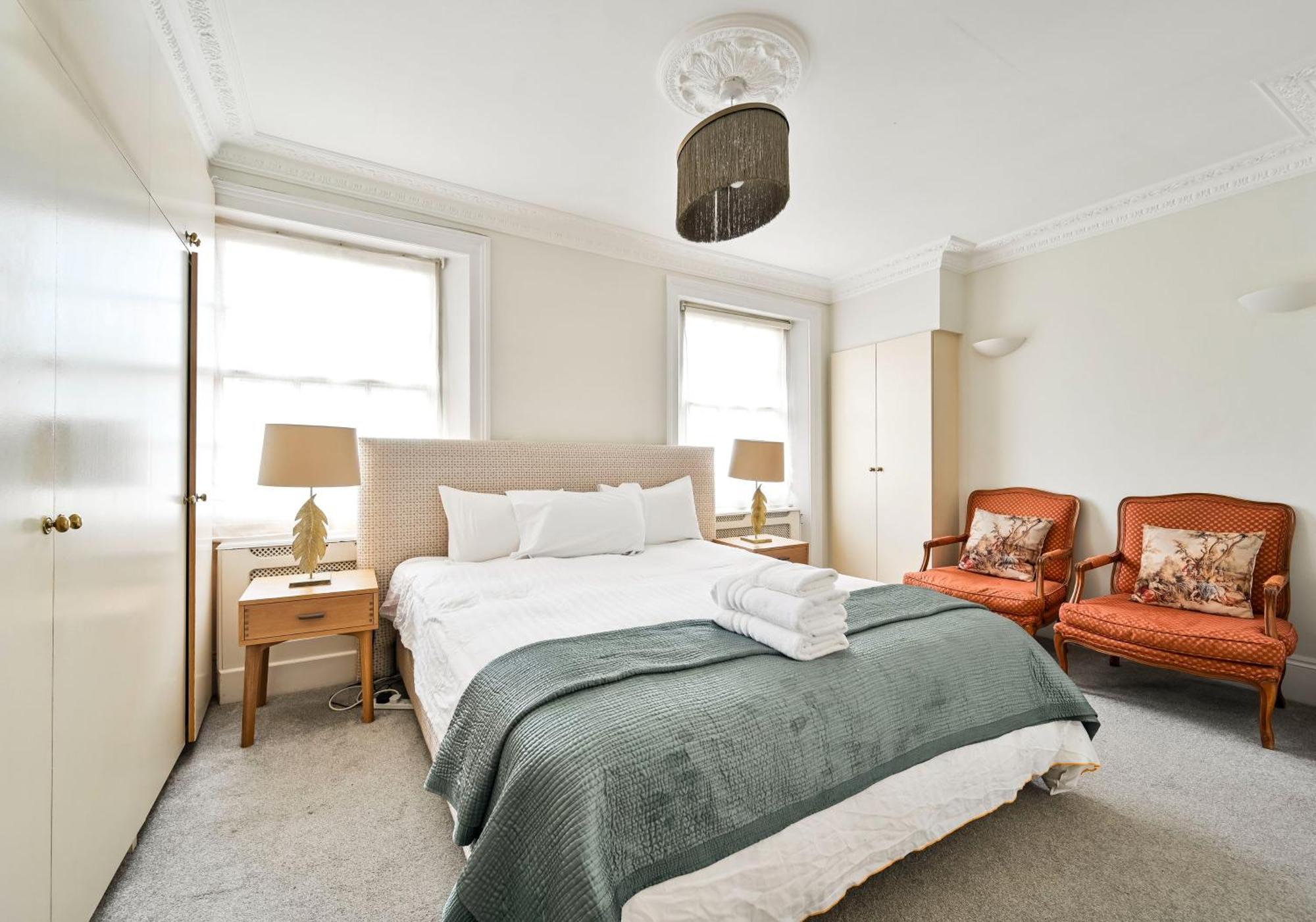 Classic Knightsbridge Townhouse * London