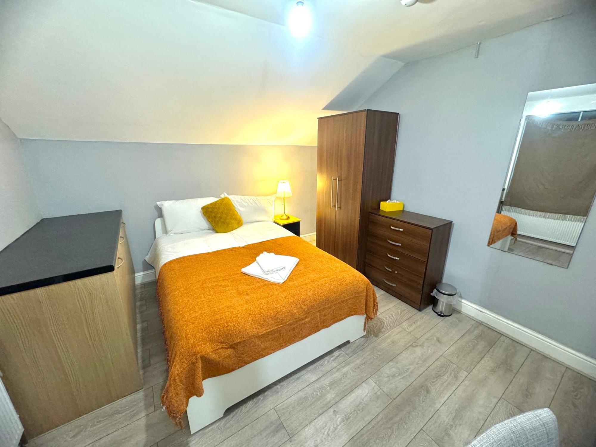 Private Bedrooms In Finsbury Park Station Homestay *