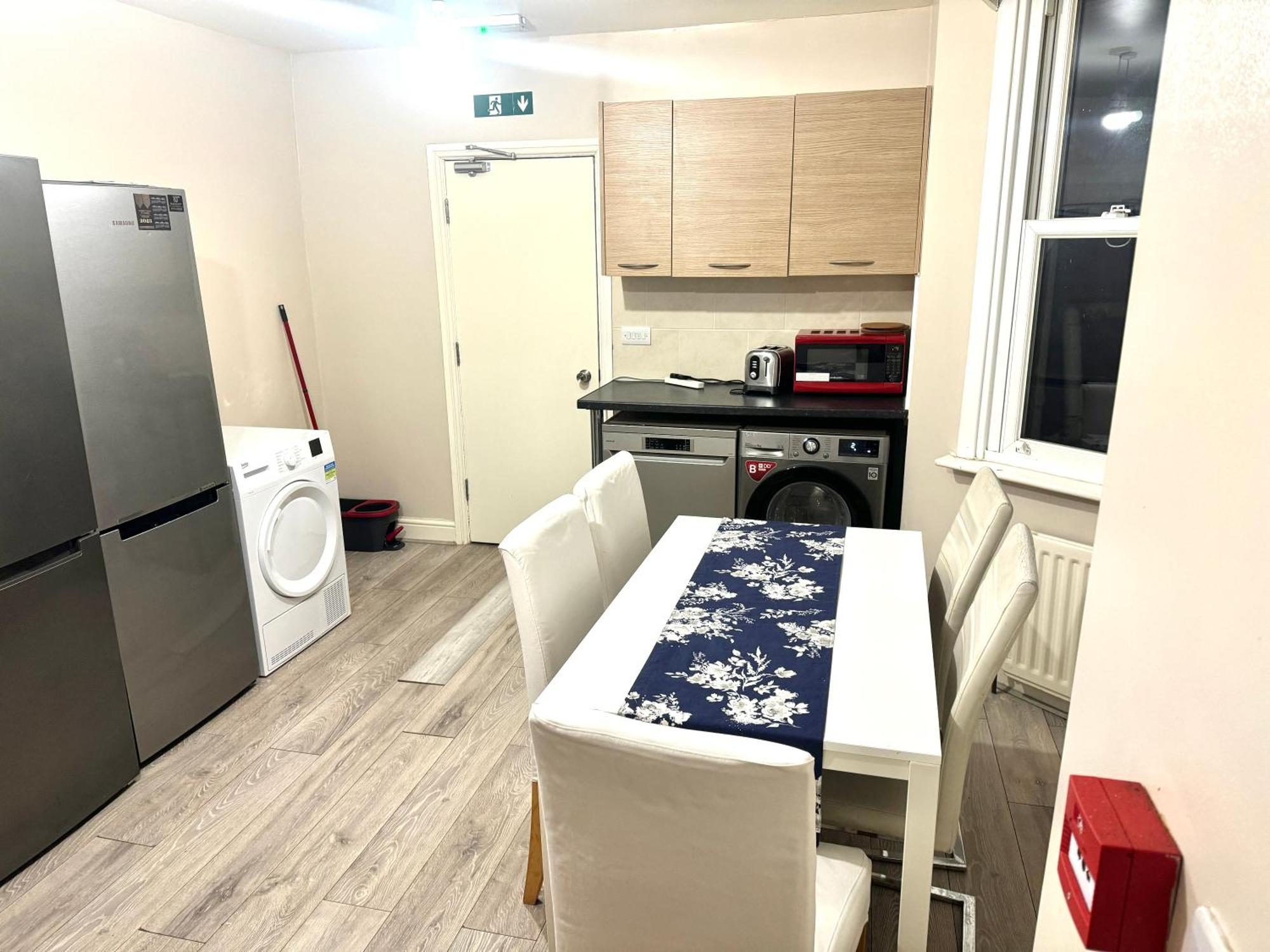 Private Bedrooms In Finsbury Park Station Homestay London