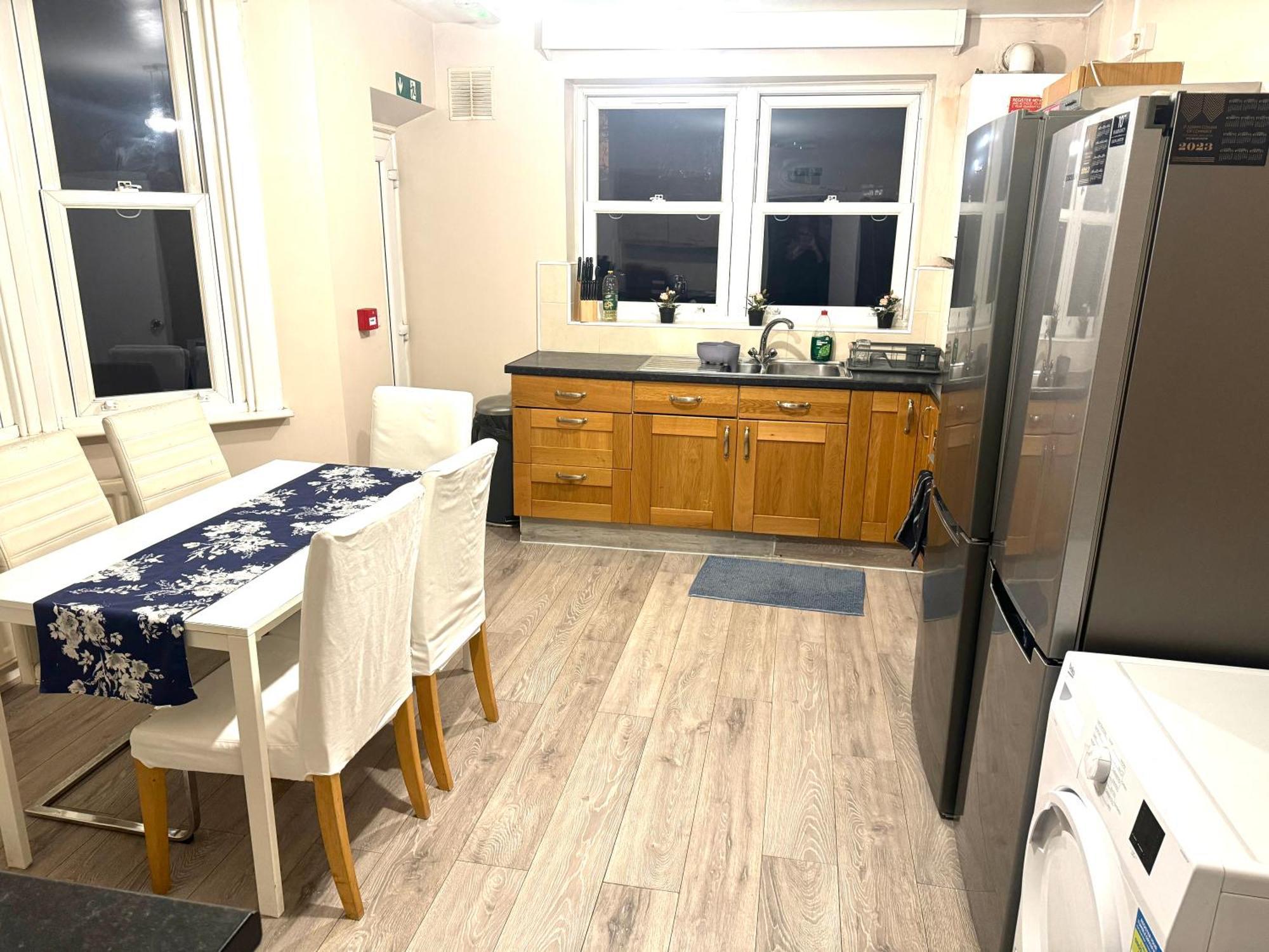 Private Bedrooms In Finsbury Park Station Homestay
