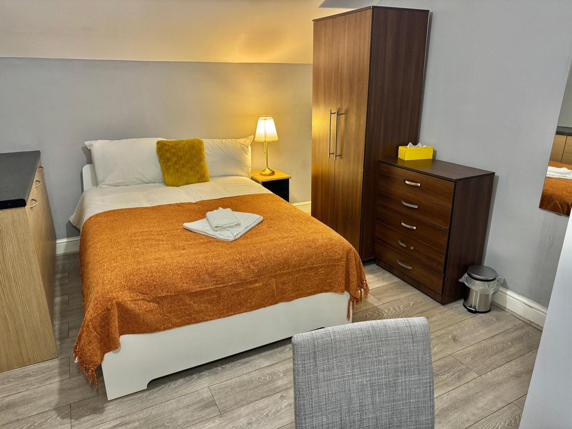 Private Bedrooms In Finsbury Park Station *