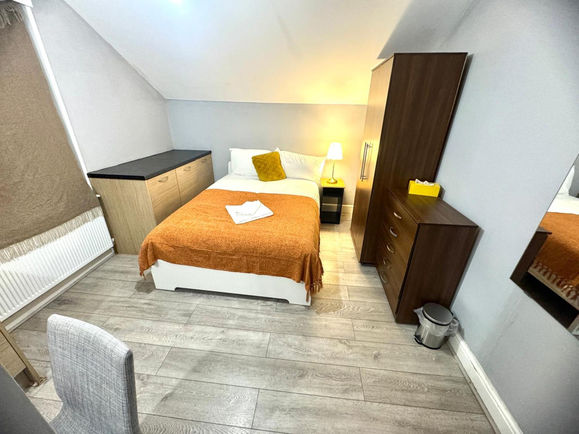 Private Bedrooms In Finsbury Park Station * London