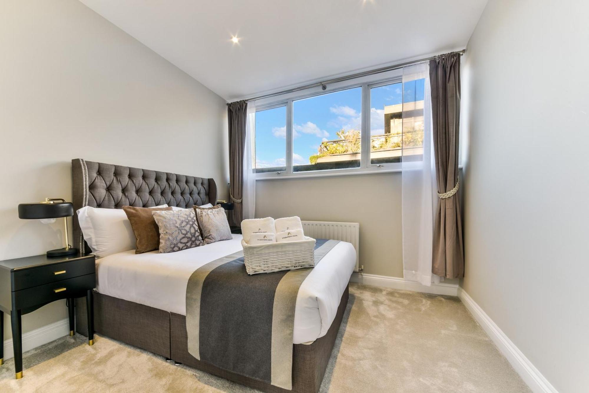 Avari - Hatton Collection * London