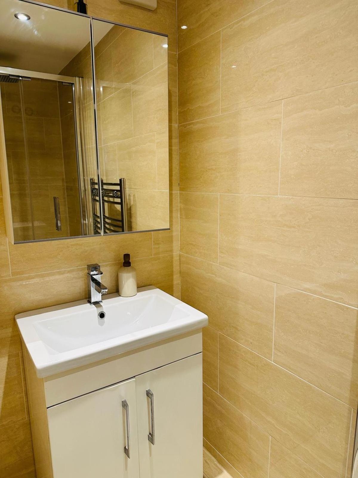 Westferry Deluxe Penthouse Apartment *
