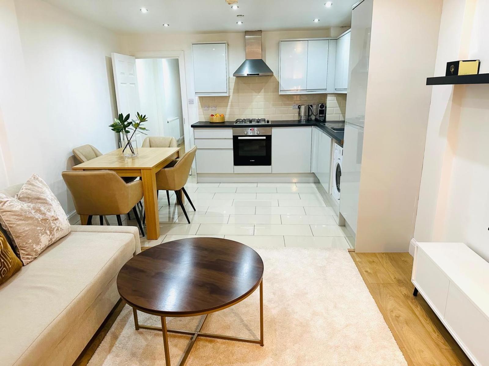 Westferry Deluxe Penthouse Apartment *