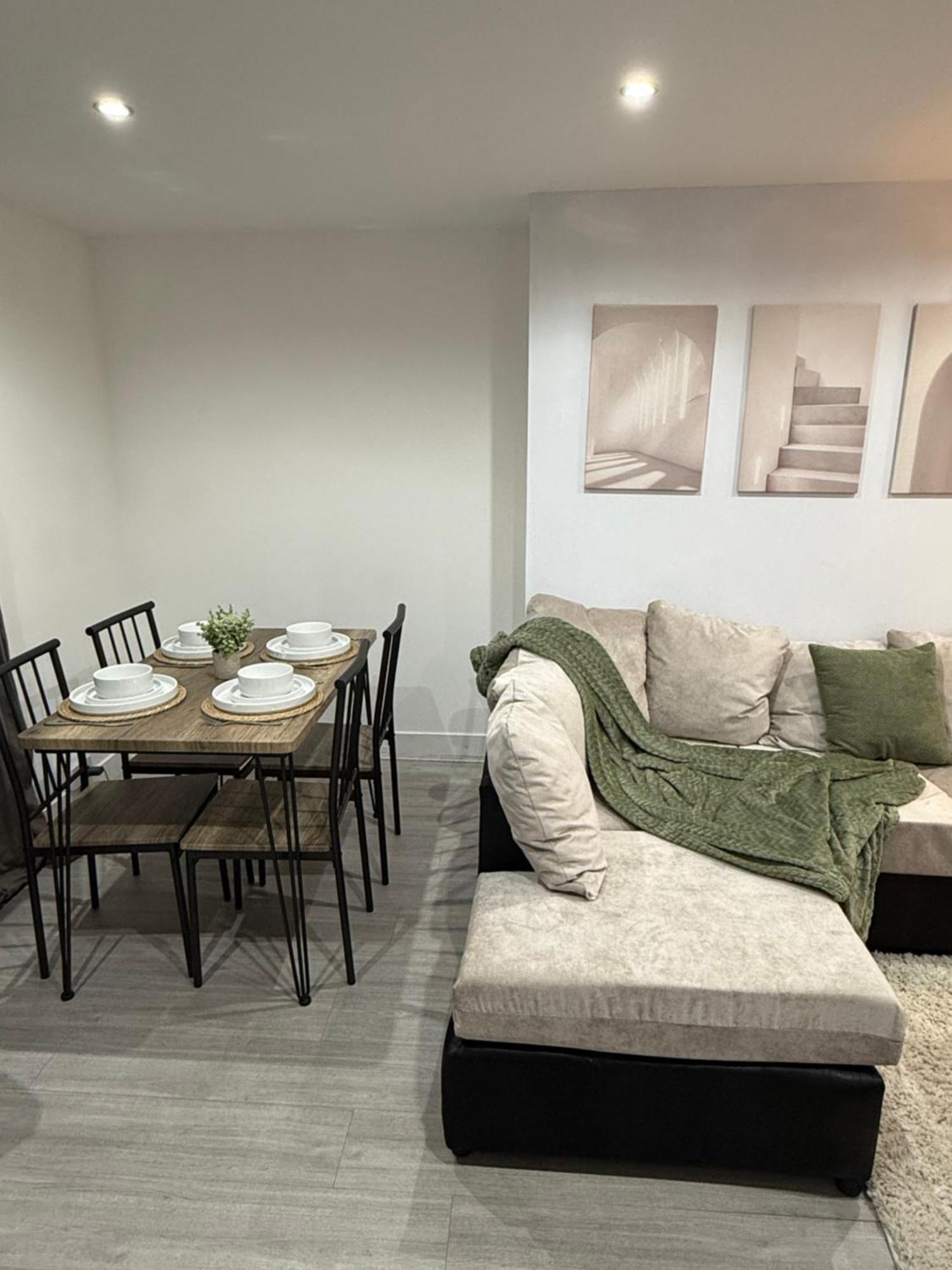 Urban Hideaway, Private Garden, 2 Mins To Station Apartment *
