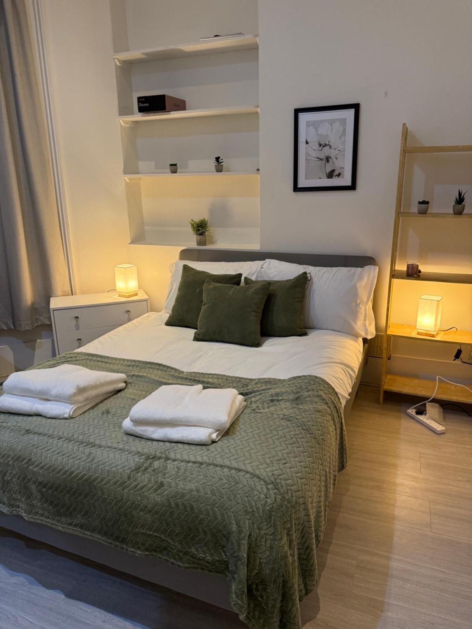 Urban Hideaway, Private Garden, 2 Mins To Station Apartment London
