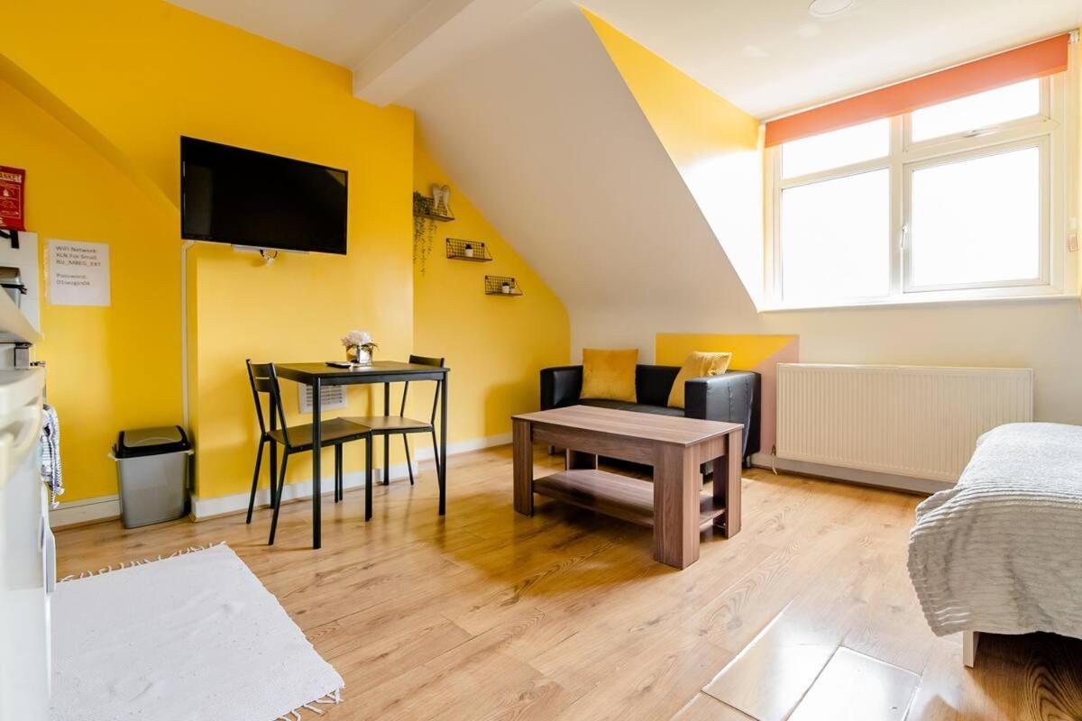 Comfortable In Seven Sisters, Guest house *