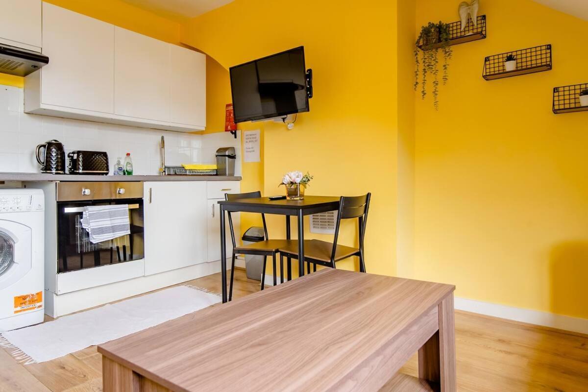 Comfortable In Seven Sisters, Guest house *