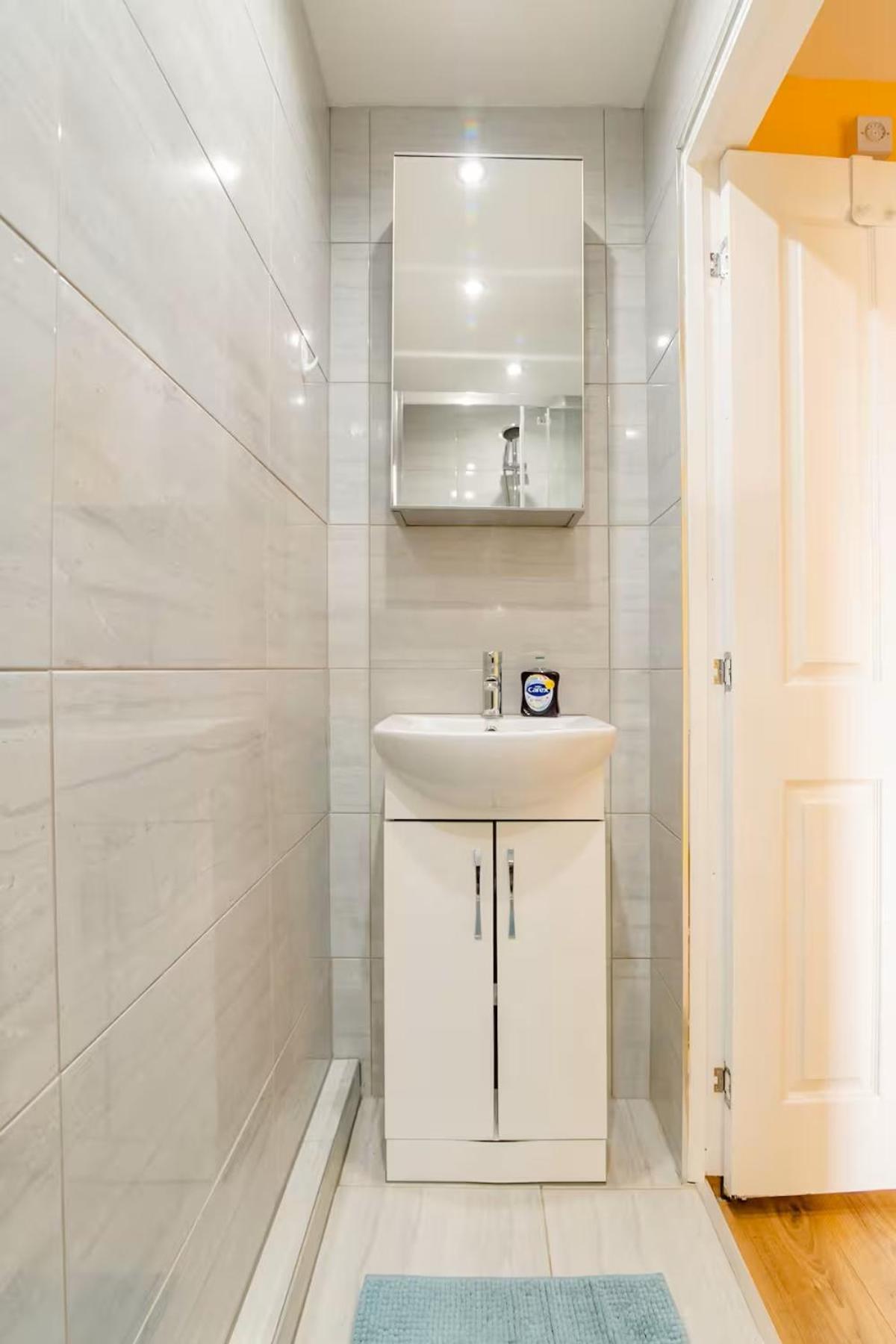 Guest house Comfortable In Seven Sisters, London