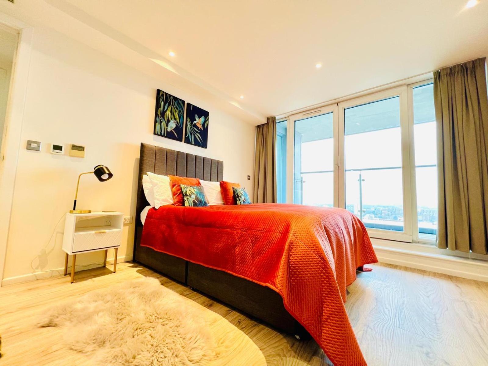High Standard Near Excel And Royal Victoria Station Apartment