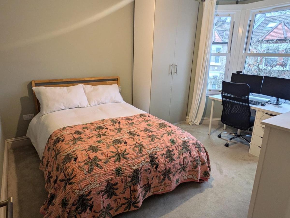 Newly Refurbed House, Barons Court Casa de férias Londres