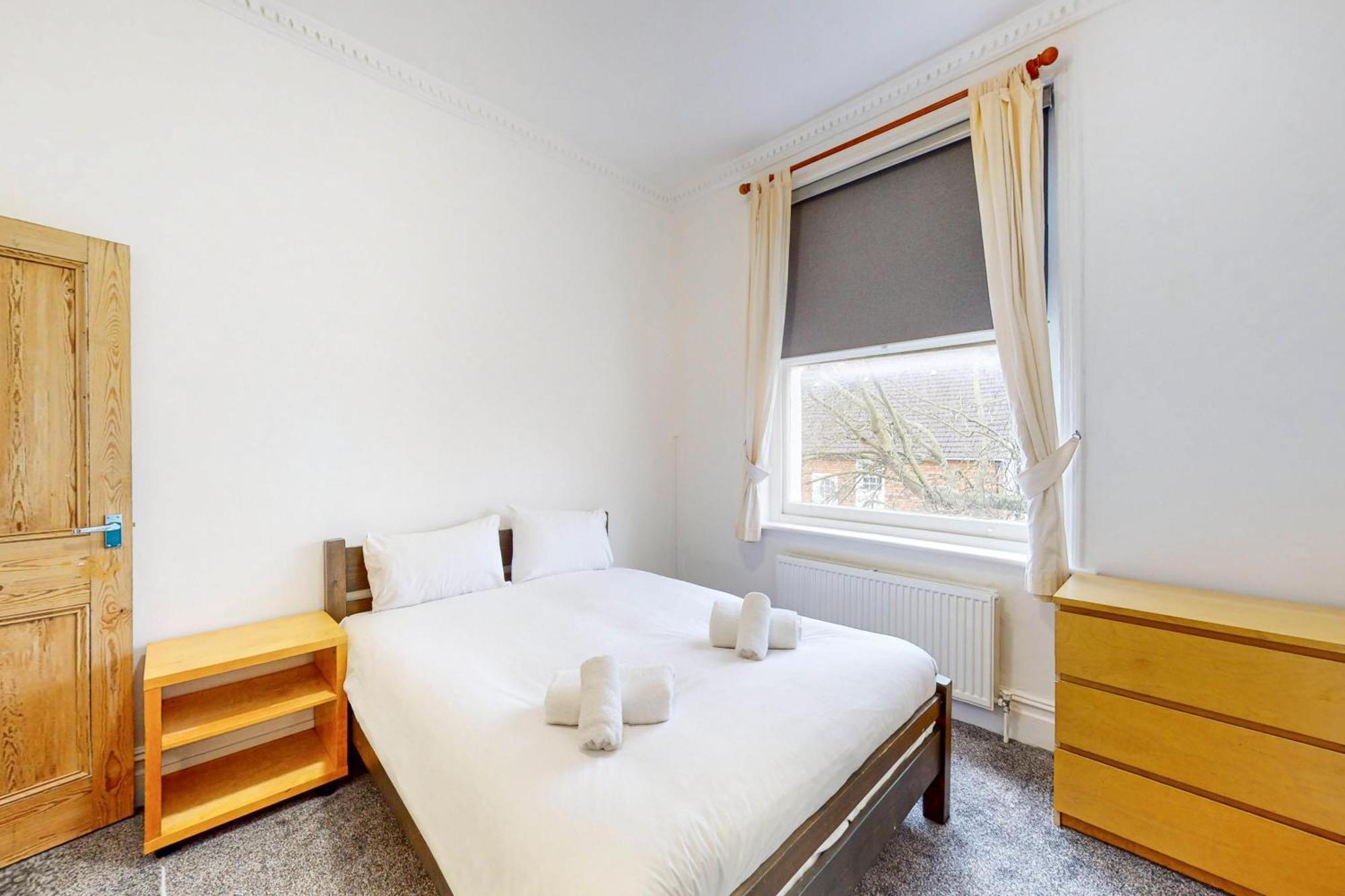 Modern 2 Bed Apt-7 Minutes From The Thames River * London