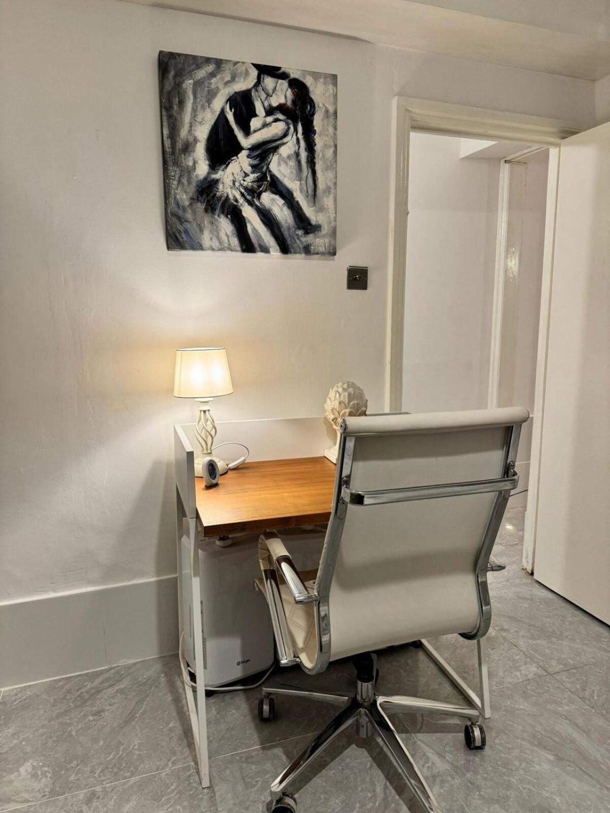 Cozy 2-bedroom Retreat In Kilburn Sf8 * London
