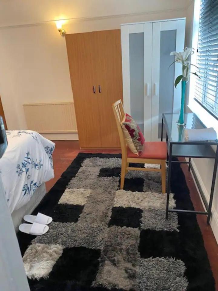 Spacious 4 Beds - Private Bathrooms In Canary Wharf *