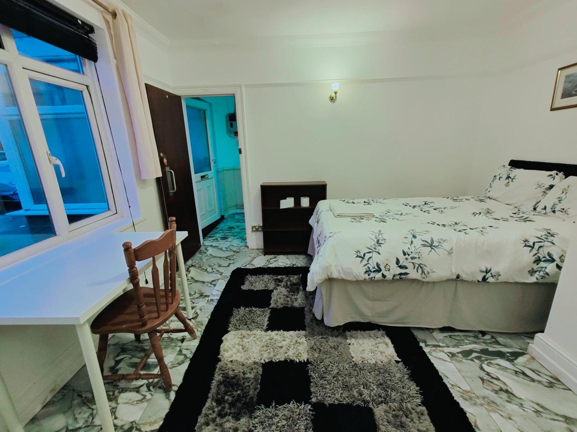 Spacious 4 Beds - Private Bathrooms In Canary Wharf *